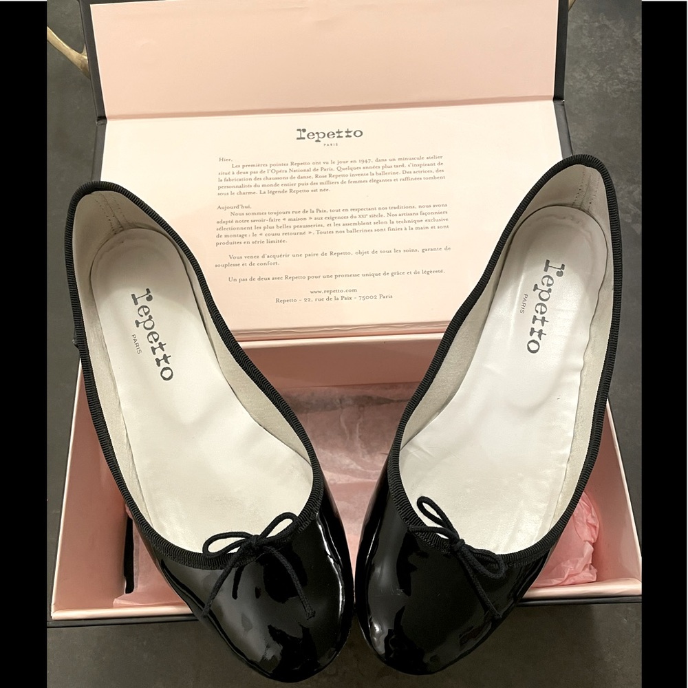 Beautiful black patent ballet flat worn less than 5 times. Very good condition.